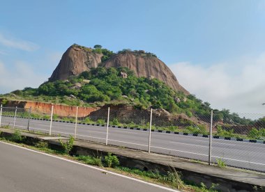 Ramanagara, Karnataka, Hindistan-2 Haziran 2024: Mysuru ve Bengaluru otoyolu yakınlarındaki güzel tepe manzarasının kapatılması.