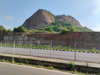 Ramanagara, Karnataka, Hindistan-2 Haziran 2024: Mysuru ve Bengaluru otoyolu yakınlarındaki güzel tepe manzarasının kapatılması.