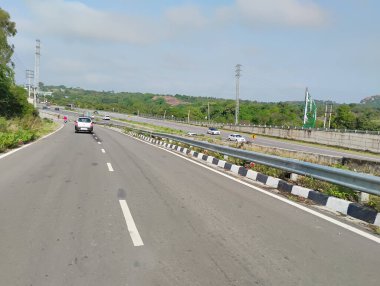 Ramanagara, Karnataka, Hindistan-2 Haziran 2024: Mysuru ve Bengaluru otoyolu yakınlarındaki güzel tepe manzarasının kapatılması.