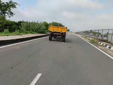 Ramanagara, Karnataka, Hindistan-2 Haziran 2024: Mysuru ve Bengaluru otoyolu yakınlarındaki güzel tepe manzarasının kapatılması.