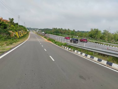 Ramanagara, Karnataka, Hindistan-2 Haziran 2024: Mysuru ve Bengaluru otoyolu yakınlarındaki güzel tepe manzarasının kapatılması.