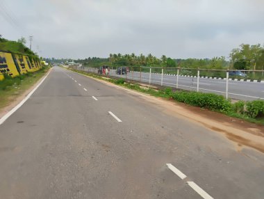 Ramanagara, Karnataka, Hindistan-2 Haziran 2024: Mysuru ve Bengaluru otoyolu yakınlarındaki güzel tepe manzarasının kapatılması.