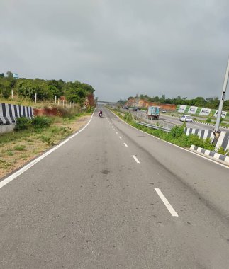 Ramanagara, Karnataka, Hindistan-2 Haziran 2024: Mysuru ve Bengaluru otoyolu yakınlarındaki güzel tepe manzarasının kapatılması.