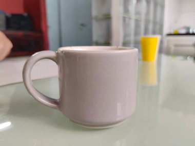 Gri renkli yakın plan kahve dolu seramik bardak..