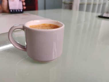 Gri renkli yakın plan kahve dolu seramik bardak..