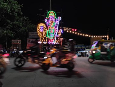 Bangalore, Karnataka, Hindistan-11 Haziran 2024: Yol kenarındaki ışıklarla süslenmiş geleneksel Hint dini tanrıçası kutlamalarının kapanışı.