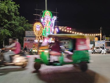Bangalore, Karnataka, Hindistan-11 Haziran 2024: Yol kenarındaki ışıklarla süslenmiş geleneksel Hint dini tanrıçası kutlamalarının kapanışı.