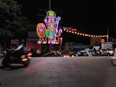 Bangalore, Karnataka, Hindistan-11 Haziran 2024: Yol kenarındaki ışıklarla süslenmiş geleneksel Hint dini tanrıçası kutlamalarının kapanışı.