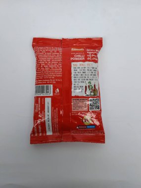 Bangalore, Karnataka, Hindistan-7 Mayıs 2020: Doğu Chilli 'nin kapatılması, Soğuk Toz Torbası beyaz arka planda izole edildi.