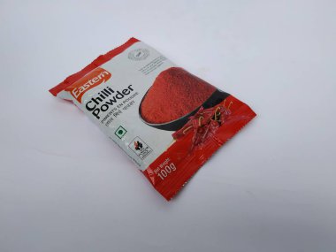 Bangalore, Karnataka, Hindistan-7 Mayıs 2020: Doğu Chilli 'nin kapatılması, Soğuk Toz Torbası beyaz arka planda izole edildi.