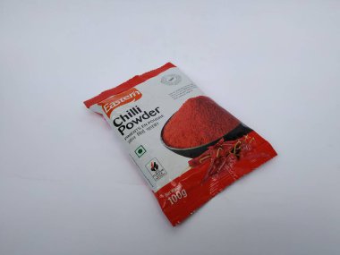 Bangalore, Karnataka, Hindistan-7 Mayıs 2020: Doğu Chilli 'nin kapatılması, Soğuk Toz Torbası beyaz arka planda izole edildi.