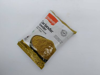 Bangalore, Karnataka, Hindistan-7 Mayıs 2020: Doğu Kişniş Tozu 'nun kapatılması beyaz arka planda izole edildi.