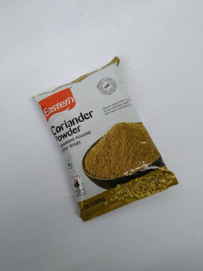 Bangalore, Karnataka, Hindistan-7 Mayıs 2020: Doğu Kişniş Tozu 'nun kapatılması beyaz arka planda izole edildi.