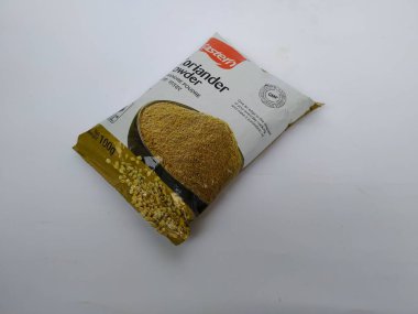 Bangalore, Karnataka, Hindistan-7 Mayıs 2020: Doğu Kişniş Tozu 'nun kapatılması beyaz arka planda izole edildi.