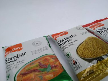 Bangalore, Karnataka, Hindistan-7 Mayıs 2020: Doğu Kişniş, Serin ve Sambhar Toz Torbası 'nın kapatılması beyaz arkaplanda izole edildi.