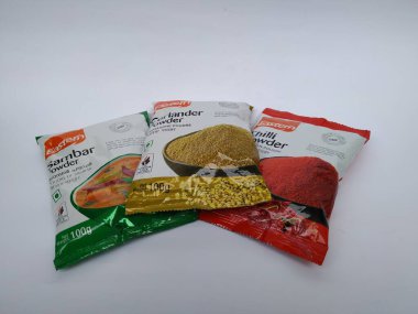 Bangalore, Karnataka, Hindistan-7 Mayıs 2020: Doğu Kişniş, Serin ve Sambhar Toz Torbası 'nın kapatılması beyaz arkaplanda izole edildi.