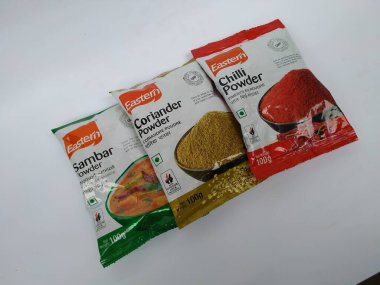 Bangalore, Karnataka, Hindistan-7 Mayıs 2020: Doğu Kişniş, Serin ve Sambhar Toz Torbası 'nın kapatılması beyaz arkaplanda izole edildi.