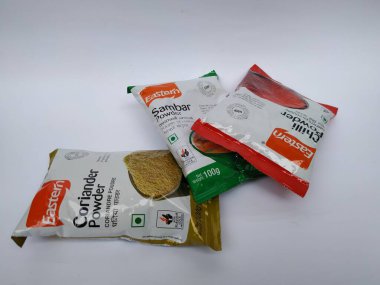 Bangalore, Karnataka, Hindistan-7 Mayıs 2020: Doğu Kişniş, Serin ve Sambhar Toz Torbası 'nın kapatılması beyaz arkaplanda izole edildi.