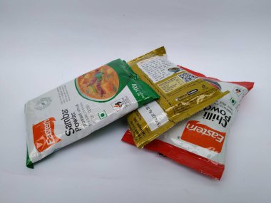 Bangalore, Karnataka, Hindistan-7 Mayıs 2020: Doğu Kişniş, Serin ve Sambhar Toz Torbası 'nın kapatılması beyaz arkaplanda izole edildi.