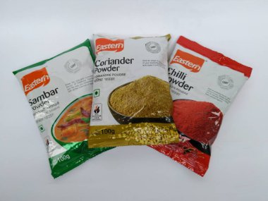 Bangalore, Karnataka, Hindistan-7 Mayıs 2020: Doğu Kişniş, Serin ve Sambhar Toz Torbası 'nın kapatılması beyaz arkaplanda izole edildi.