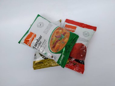 Bangalore, Karnataka, Hindistan-7 Mayıs 2020: Doğu Kişniş, Serin ve Sambhar Toz Torbası 'nın kapatılması beyaz arkaplanda izole edildi.