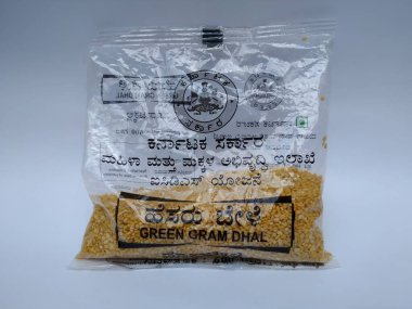 Bangalore, Karnataka, Hindistan-3 Mayıs 2020: Karnataka hükümetinin kapatılması, Anganwadi 'de beyaz arka planda izole edilmiş çocuklar için Green Gram Dhal paketlendi.