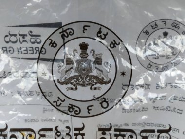 Bangalore, Karnataka, Hindistan-3 Mayıs 2020: Karnataka hükümetinin kapatılması, Anganwadi 'de beyaz arka planda izole edilmiş çocuklar için Green Gram Dhal paketlendi.