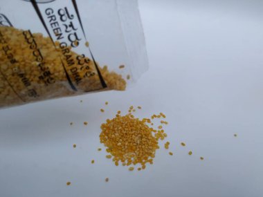 Bangalore, Karnataka, Hindistan-3 Mayıs 2020: Karnataka hükümetinin kapatılması, Anganwadi 'de beyaz arka planda izole edilmiş çocuklar için Green Gram Dhal paketlendi.