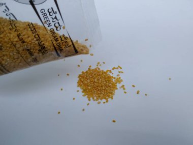 Bangalore, Karnataka, Hindistan-3 Mayıs 2020: Karnataka hükümetinin kapatılması, Anganwadi 'de beyaz arka planda izole edilmiş çocuklar için Green Gram Dhal paketlendi.