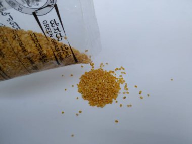 Bangalore, Karnataka, Hindistan-3 Mayıs 2020: Karnataka hükümetinin kapatılması, Anganwadi 'de beyaz arka planda izole edilmiş çocuklar için Green Gram Dhal paketlendi.