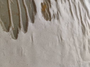 Beyaz, buruşuk kâğıt arkaplanının yakın çekimi. Islak ve kırışık gerçekçi bant. Buruşuk ve grunge yüzeyi. Poster arkaplanı. Desenli ve kırışıklık teması