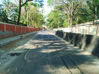 Bangalore, Karnataka, Hindistan-20 Nisan 2020: Goraguntepalya 'dan Hebbal' e BMTC otobüs güzergahlarının güzel asfalt yol manzarasının yakın çekimi.