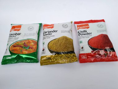 Bangalore, Karnataka, Hindistan-7 Mayıs 2020: Doğu Kişniş, Serin ve Sambhar Toz Torbası 'nın kapatılması beyaz arkaplanda izole edildi.