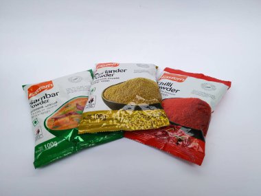 Bangalore, Karnataka, Hindistan-7 Mayıs 2020: Doğu Kişniş, Serin ve Sambhar Toz Torbası 'nın kapatılması beyaz arkaplanda izole edildi.