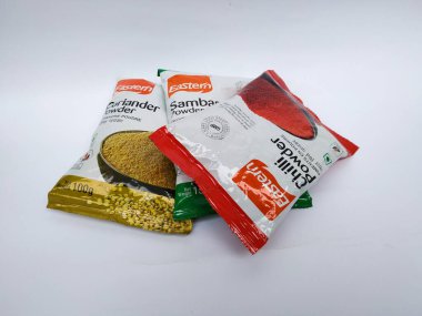 Bangalore, Karnataka, Hindistan-7 Mayıs 2020: Doğu Kişniş, Serin ve Sambhar Toz Torbası 'nın kapatılması beyaz arkaplanda izole edildi.
