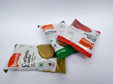 Bangalore, Karnataka, Hindistan-7 Mayıs 2020: Doğu Kişniş, Serin ve Sambhar Toz Torbası 'nın kapatılması beyaz arkaplanda izole edildi.