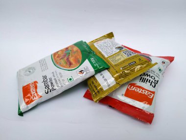 Bangalore, Karnataka, Hindistan-7 Mayıs 2020: Doğu Kişniş, Serin ve Sambhar Toz Torbası 'nın kapatılması beyaz arkaplanda izole edildi.