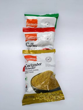 Bangalore, Karnataka, Hindistan-7 Mayıs 2020: Doğu Kişniş, Serin ve Sambhar Toz Torbası 'nın kapatılması beyaz arkaplanda izole edildi.