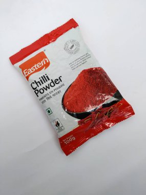 Bangalore, Karnataka, Hindistan-7 Mayıs 2020: Doğu Chilli 'nin kapatılması, Soğuk Toz Torbası beyaz arka planda izole edildi.