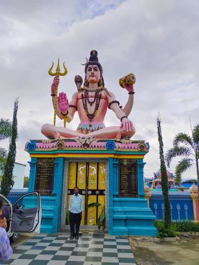 Srirangapatna, Karnataka, Hindistan-Ekim 12, 2024: Güzel turistlerin yakın çekimi genellikle Balmuri Şelaleleri ve Lord Shiva tapınağını ziyaret eder.