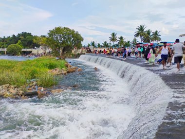 Srirangapatna, Karnataka, Hindistan-Ekim 12, 2024: Güzel turistlerin yakın çekimi genellikle Balmuri Şelaleleri ve Lord Shiva tapınağını ziyaret eder.