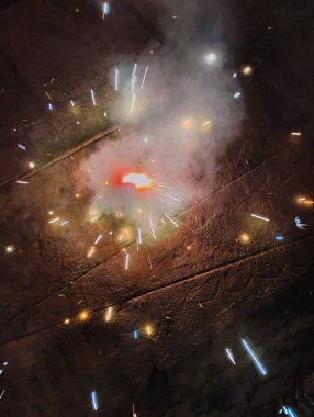 Güzel ve renkli ateş krakerleri Diwali 'de kıvılcımlar ve dumanlar saçıyor