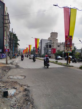 Bangalore, Karnataka, Hindistan-4 Kasım 2024: Nagarabhavi 'nin yol kenarında Kannada Rajyotsava' yı kutlamak için sarı ve kırmızı renk bez kullanarak güzel bir dekorasyon.