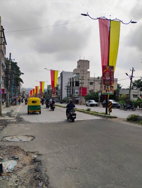 Bangalore, Karnataka, Hindistan-4 Kasım 2024: Nagarabhavi 'nin yol kenarında Kannada Rajyotsava' yı kutlamak için sarı ve kırmızı renk bez kullanarak güzel bir dekorasyon.