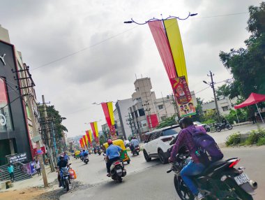 Bangalore, Karnataka, Hindistan-4 Kasım 2024: Nagarabhavi 'nin yol kenarında Kannada Rajyotsava' yı kutlamak için sarı ve kırmızı renk bez kullanarak güzel bir dekorasyon.