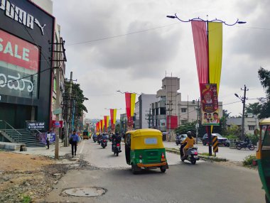 Bangalore, Karnataka, Hindistan-4 Kasım 2024: Nagarabhavi 'nin yol kenarında Kannada Rajyotsava' yı kutlamak için sarı ve kırmızı renk bez kullanarak güzel bir dekorasyon.