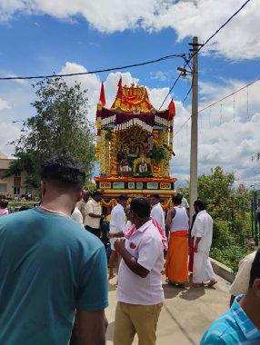 Channapatna, Karnataka, Hindistan-13 Ekim 2024: Köyde güzel dekore edilmiş Savaş Arabası veya Rathothsava kutlamalarının yakın çekimi.