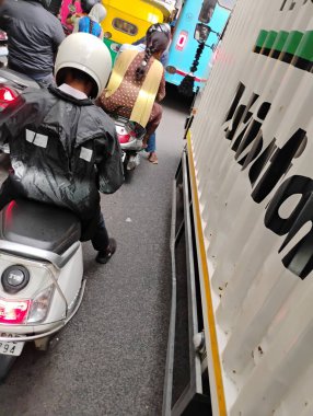 Bangalore, Karnataka, Hindistan: 19 Ekim 2024: Ağır trafik araçlarının kuyruğa girmesi.