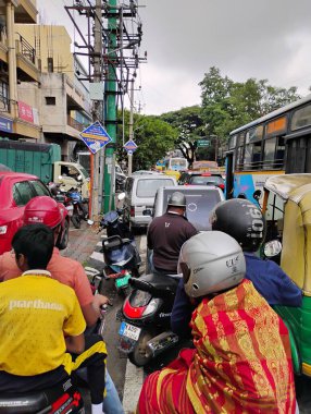 Bangalore, Karnataka, Hindistan: 19 Ekim 2024: Ağır trafik araçlarının kuyruğa girmesi.