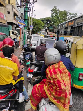 Bangalore, Karnataka, Hindistan: 19 Ekim 2024: Ağır trafik araçlarının kuyruğa girmesi.
